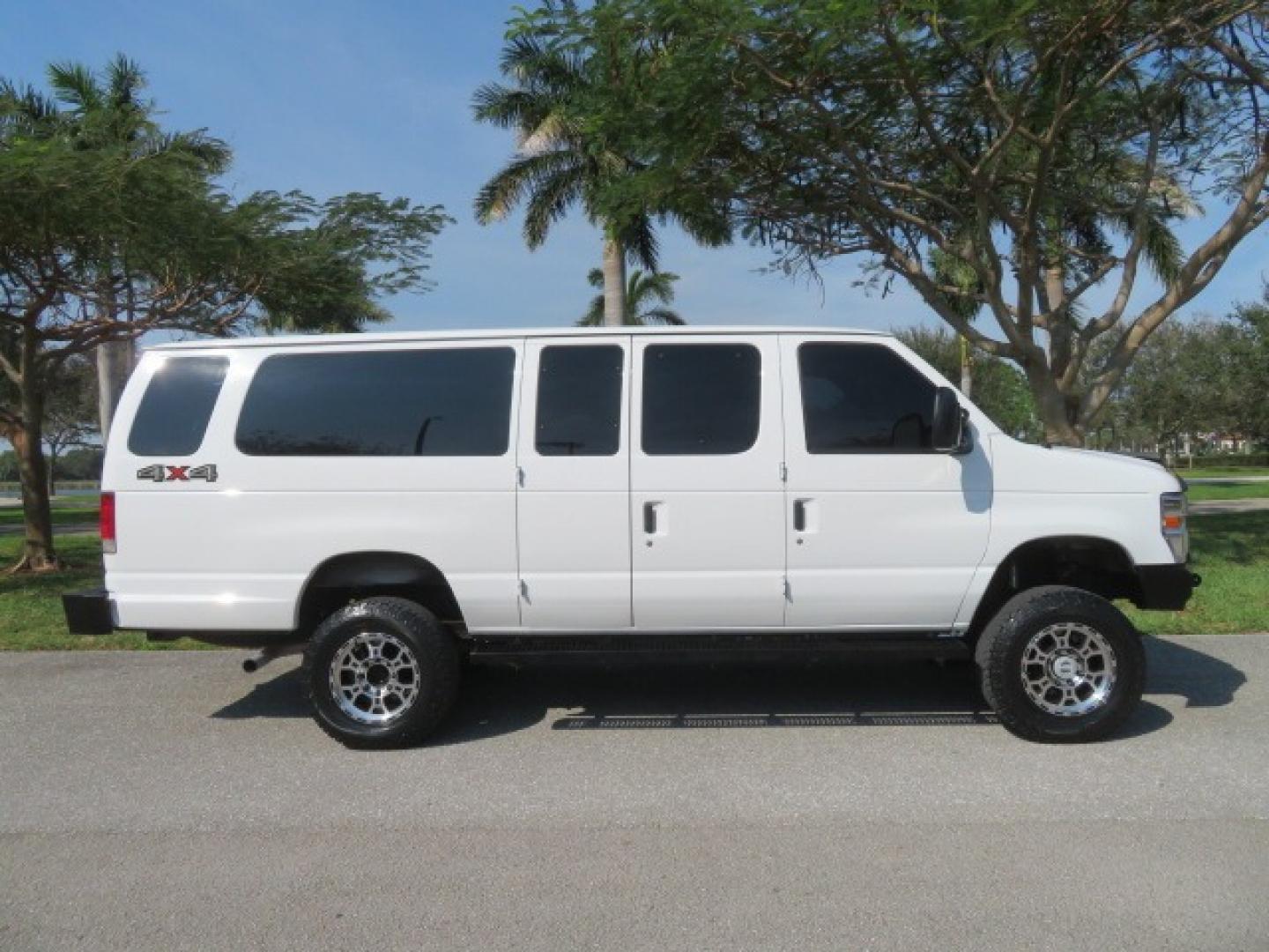 2014 White /GRAY Ford E-Series Wagon XLT (1FBSS3BL6ED) , AUTOMATIC transmission, located at 4301 Oak Circle #19, Boca Raton, FL, 33431, (954) 561-2499, 26.388861, -80.084038 - Photo#5